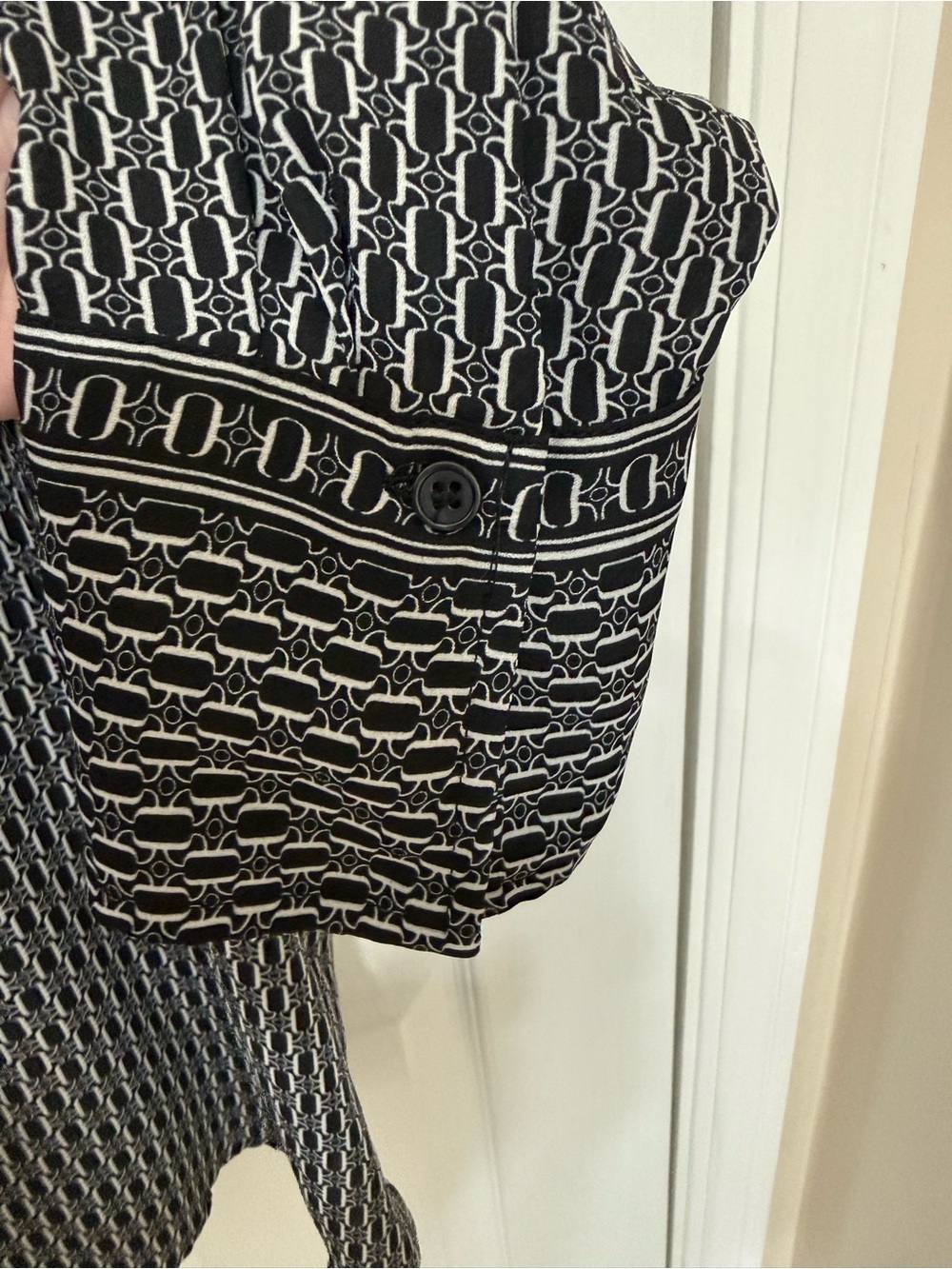 Max Studio London Geometric Print Button Front Blouse 1X Black White Relaxed - Picture 9 of 14